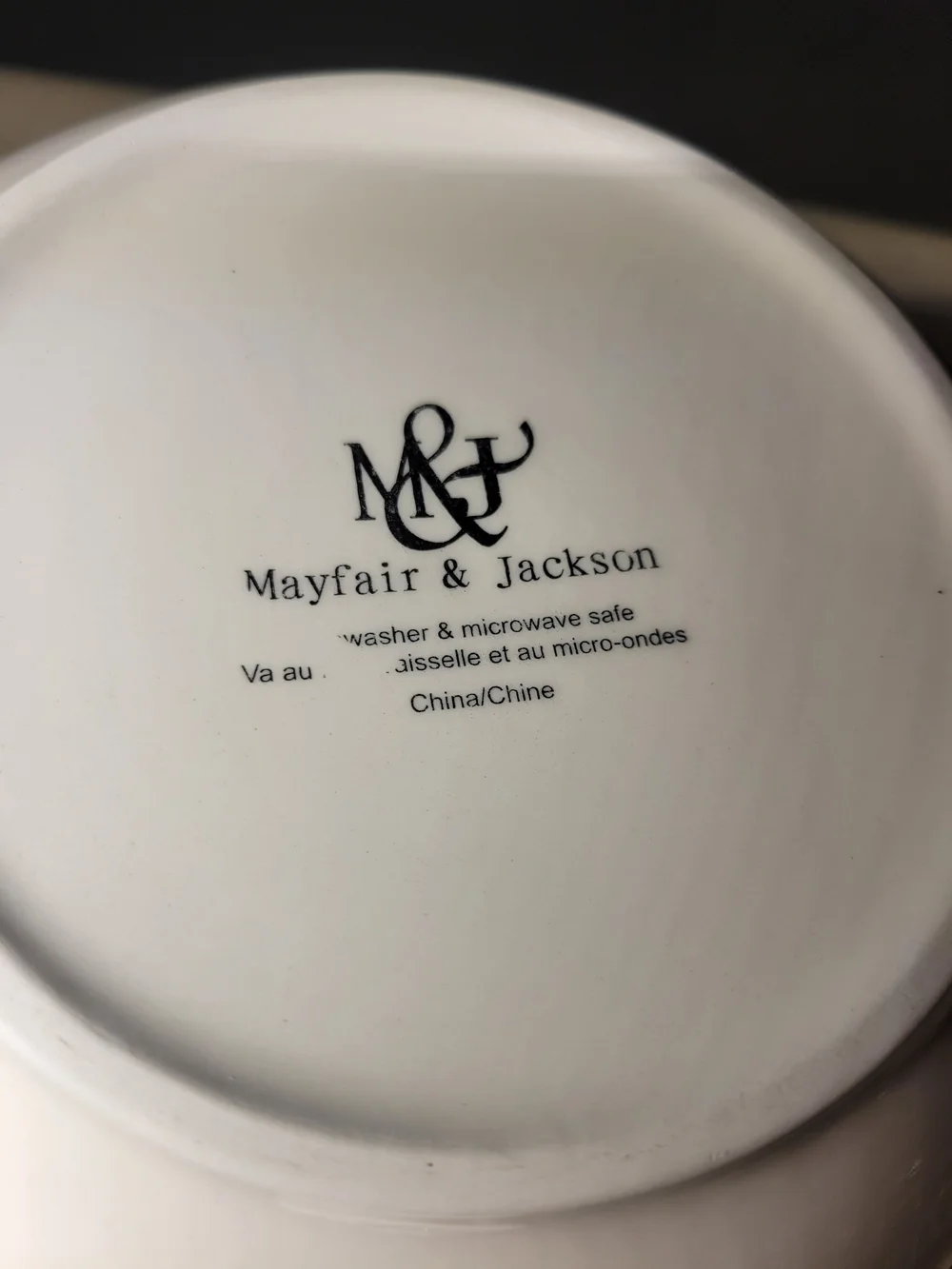 Mayfair & Jackson Two-Tone Ceramic Serving Bowl – White & Vibrant Red Interior - Picture 4 of 6